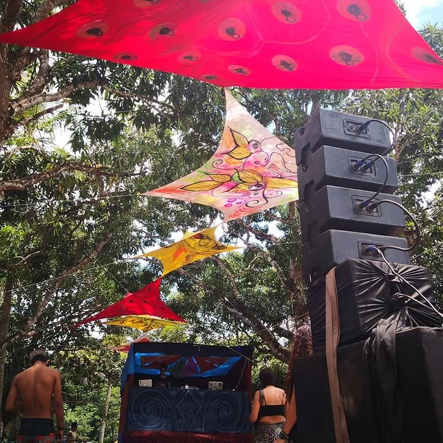 Estrutura ao ar livre com decoração e som no Underground New Year