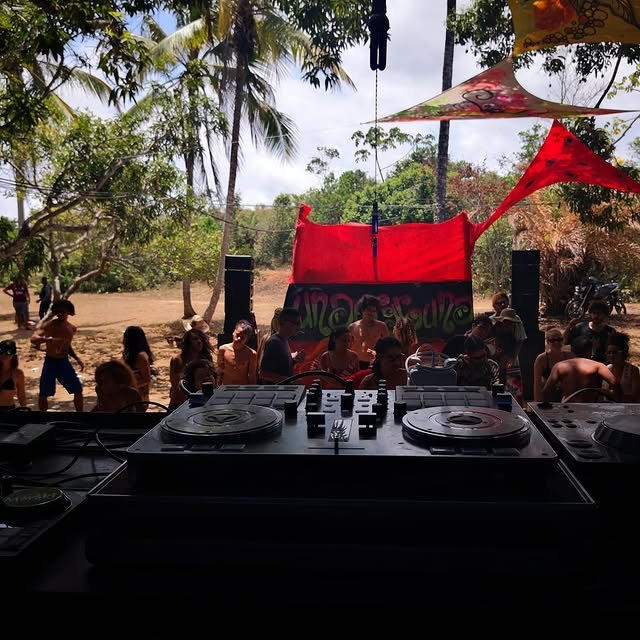 Pista ao ar livre com decoração e equipamentos no Underground New Year