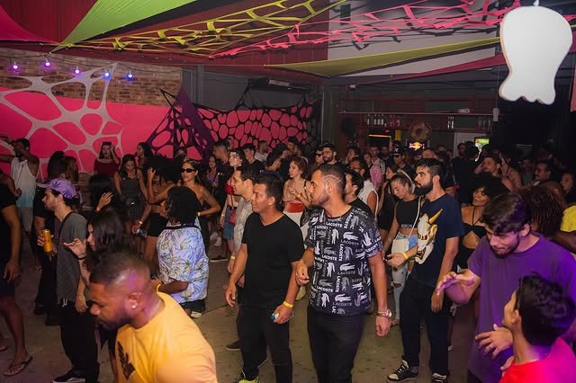 Registro visual de eventos noturnos produzidos pela Om Shanti