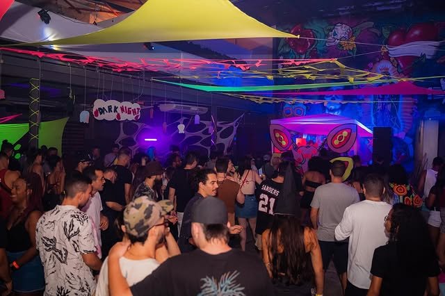 Pista indoor com decoração psicodélica em evento Dark Night