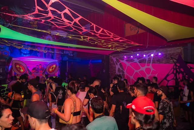 Registro visual de eventos noturnos produzidos pela Om Shanti