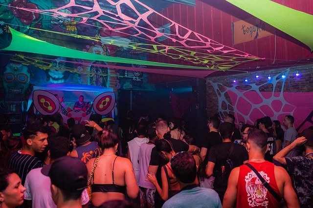Registro visual de eventos noturnos produzidos pela Om Shanti